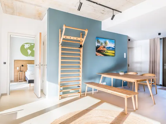 Wohnbereich einer Komfort-Maisonette mit Essplatz