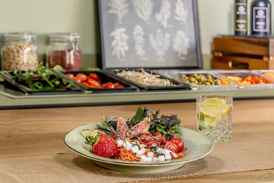 Frisch angerichteter Teller vor dem Brunch-Buffet