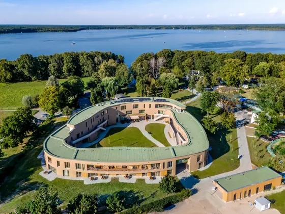 Luftaufnahme des 360 Grad Teamgeist Resorts am Wolziger See