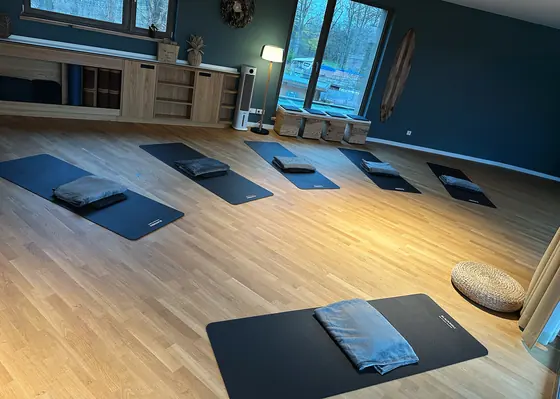 Vorbereiteter Retreatraum mit ausgelegten Matten und Decken