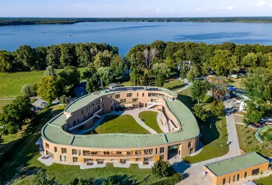 Luftaufnahme des 360 Grad Teamgeist Resorts am Wolziger See im Sommer
